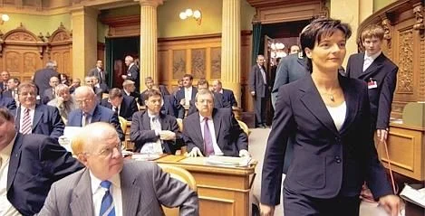 10. Dezember 2003: Schwarzer Tag für die CVP und ihre Bundesrätin Ruth Metzler. Im dritten Wahlgang unterliegt die Vorsteherin des Justiz- und Polizeidepartements ihrem SVP-Herausforderer Christoph Blocher und gilt damit als abgewählt. Auf Blocher entfallen 121, auf Metzler 116 Stimmen. Damit ist die "Zauberformel" gesprengt. Die CVP verfügt nur noch über einen Sitz in der Landesregierung, die SVP neu über zwei. Metzler war seit 1999 Bundesrätin. Blocher seinerseits wird vier Jahre später abgewählt. (Foto:…