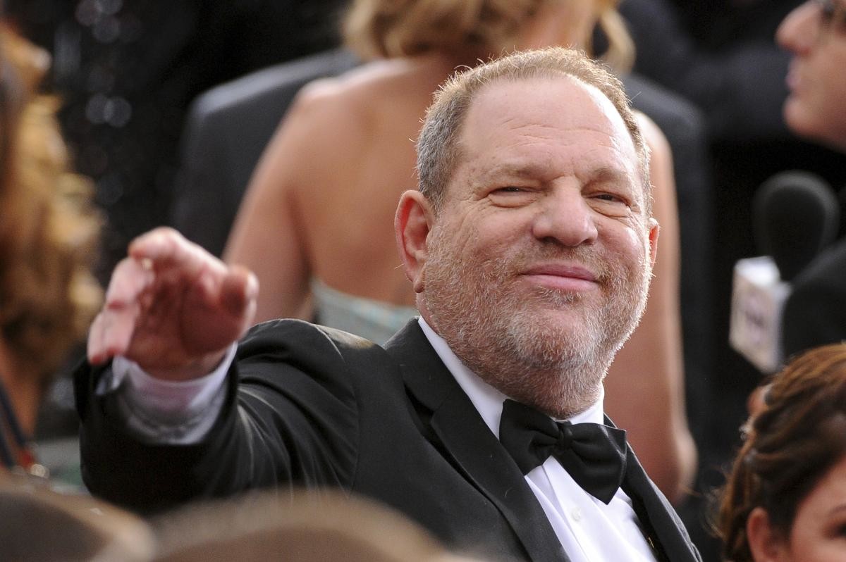 Mehr als 40 Frauen werfen dem amerikanischen Filmproduzenten Harvey Weinstein sexueller Belästigungen und Vergewaltigung. Seine Produktionsfirma entlässt ihn. Weinstein entschuldigt sich und will seine „Dämonen“ in Griff bekommen.