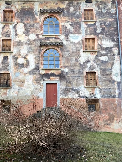 Das Wasser als Maler: Westfassade des Palazzo Castelmur