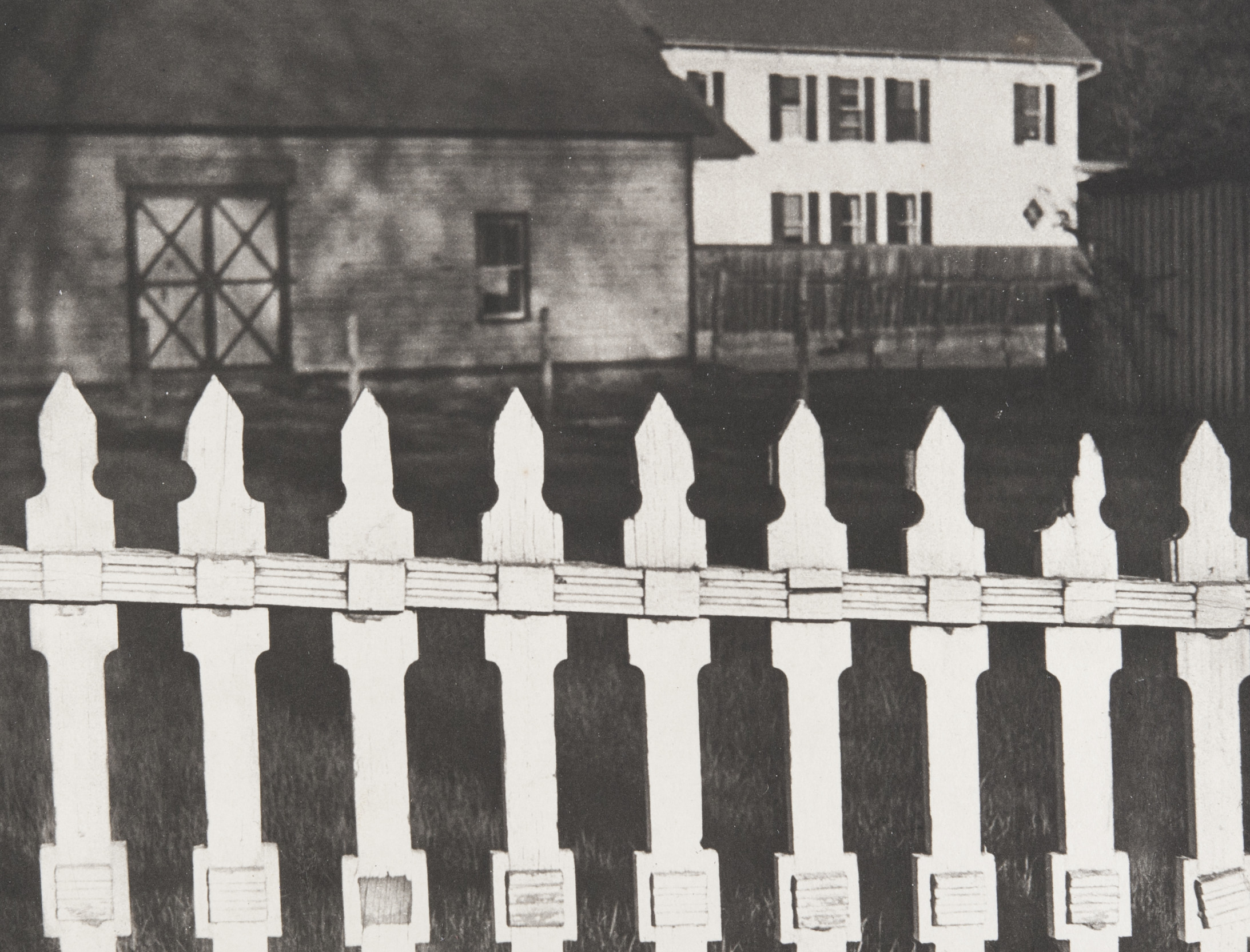 Paul Strand
White Fence, Port Kent, New York (weisser Zaun), 1916
Silbergelatine-Abzug, 24.5 × 32.5 cm 
Philadelphia Museum of Art, The Paul Strand Retrospective Collection
© Estate of Paul Strand