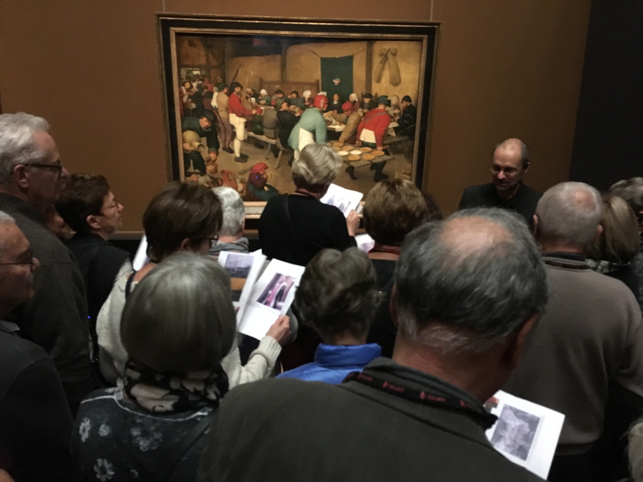 Dichte Besucher-Trauben vor Bruegels „Bauernhochzeit“. Foto: Niklaus Oberholzer