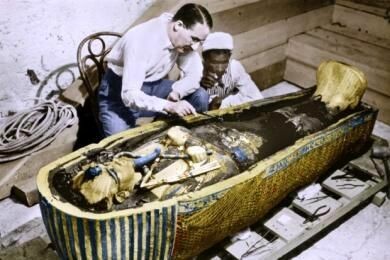 Der britischer Archäologe und Ägyptologe entdeckt des unversehene Grab des Pharaos Tutanchamun im Tal der Könige. Tutanchamun soll mit etwa 20 Jahren verstorben sein, die Todesursache bleibt unbekannt.