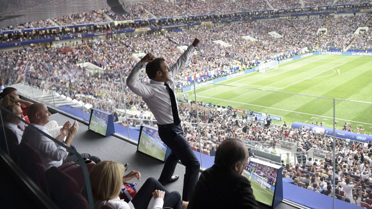 Die Franzosen besiegen im Finalspiel in Moskau die Kroaten mit 4:2. Im Stadion jubelt der französische Präsident Macron. (Foto: Keystone/AP)