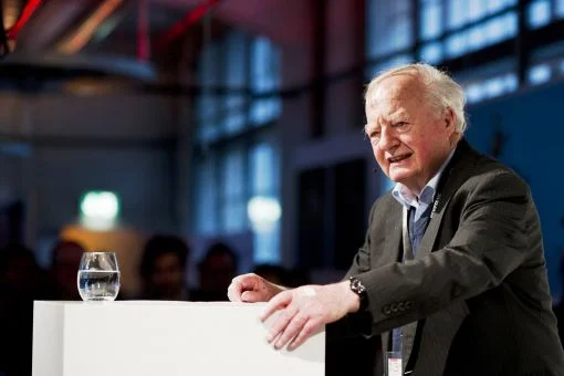 Der Schweizer Nahost-Experte, Orientalist und Publizist berichtete über 30 Jahre als Korrespondent der NZZ aus Beirut, Madrid und Nikosia. Seine Bücher zum Nahen und Mittleren Osten, der islamischen und arabischen Welt gelten als Standardwerke. Hottinger schreibt seit 2010 regelmässig für Journal21.ch. 