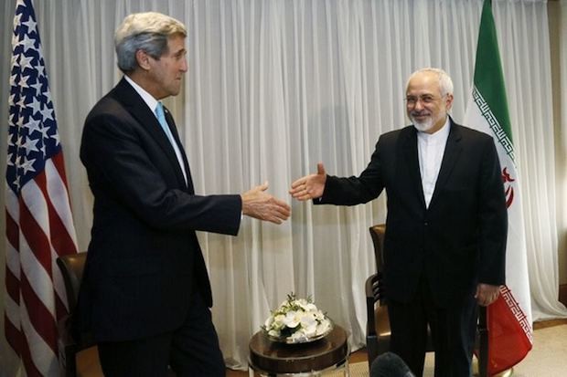 Dieser Handschlag weckte die Hoffnung auf eine Erholung der iranischen Wirtschaft – Irans Außenminister M. Javad Zarif und sein damaliger US-amerikanischer Amtskollege John Kerry nach der Einigung im Atomstreit 2015 
