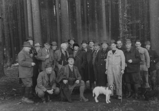 Diese undatierte Fotografie zeigt Philipp Etter (mit Pelzmütze) und Emil Bührle (Zweiter von links) in einer Jagdgesellschaft. (Bild: Staatsarchiv Zug)