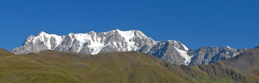 Zeskho-Massiv im Unteren Swanetien