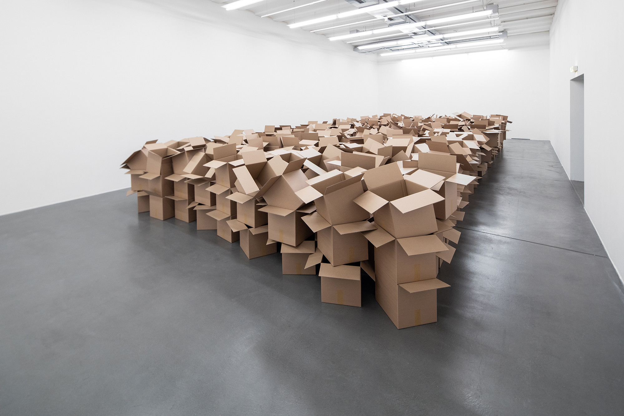 Zimoun: 104 prepared dc-motors, 825 cardboard boxes 35 x 32.5 x 32.5 cm, Installation view Museum Haus Konstruktiv, 2021, © Foto: Zimoun