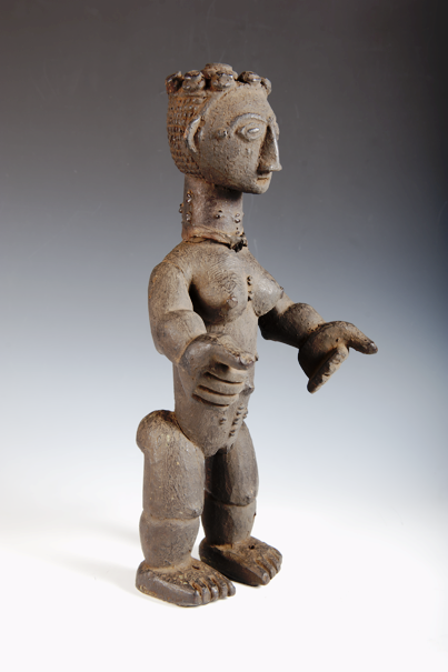 Meister der riesigen Hände, Weibliche Figur, Côte d’Ivoire, Attie-Region, um 1920, Musée des Civilisations de Côte d’Ivoire, Abidjan, Provenienz: unbekannt, vor 1942