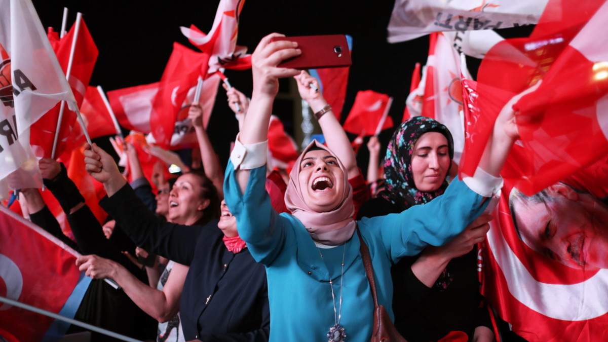 Tausende feiern in den Strassen von Ankara (Bild) und Istanbul den Sieg von Recep Tayyip Erdoğan. (Foto: Keystone/EPA/Erdem Sahin)
