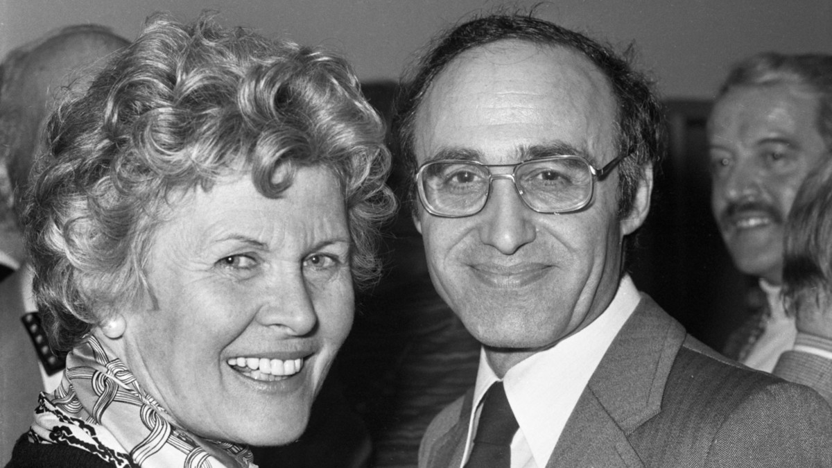 Nicolas Gessner und Anne-Marie Blanc am 4. Februar 1977 im Zürcher Kino ABC bei der Première des Films „Das Mädchen am Ende der Strasse“. (Foto: Keystone/Photopress-Archiv/Str)  