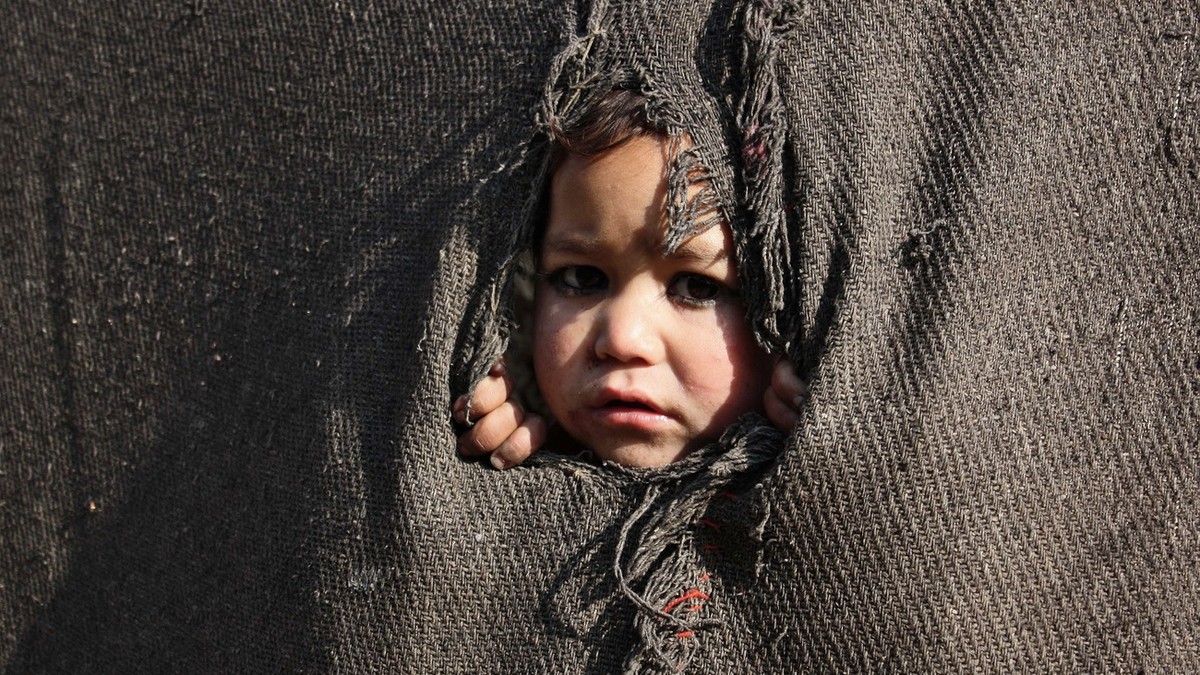 Ein afghanisches Mädchen in einer Notunterkunft in Kabul (Foto: Keystone/EPA/S. Sabawoon)