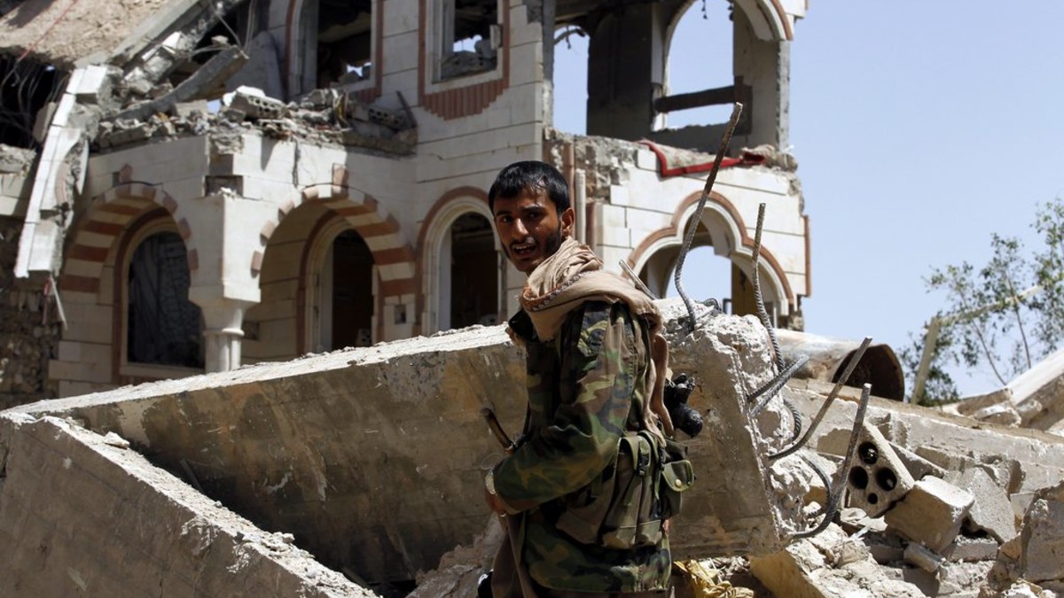 Ein Huthi-Rebell in der jemenitischen Hauptstadt Sanaa nach einem saudischen Luftangriff. (Foto: Keystone/EPA/Yahya Arhab)
