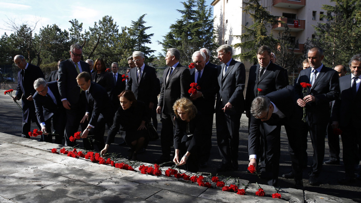 Botschafter vorwiegend europäischer Staaten legen in Ankara am Schauplatz des Terroranschlags vom Mittwoch Blumen für die Opfer nieder. (Foto: Keystone/AP Pool Reuters, Umit Bektas)
