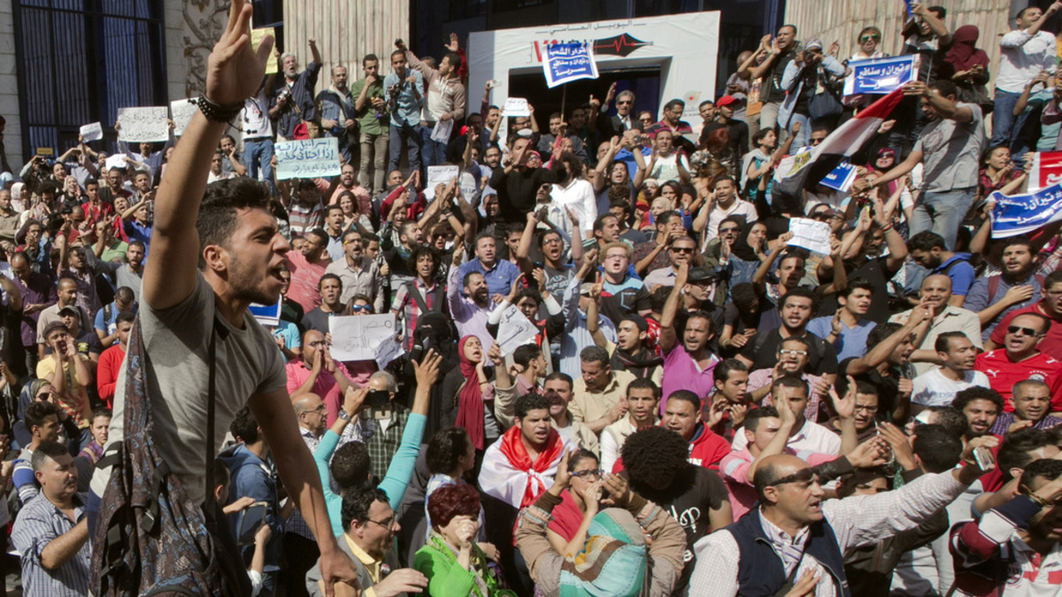 Hunderte Ägypter protestierten am Freitag in Kairo gegen das Abtreten von zwei ägyptischen Inseln an Saudi-Arabien. (Foto: Keystone/AP/Amr Nabil)