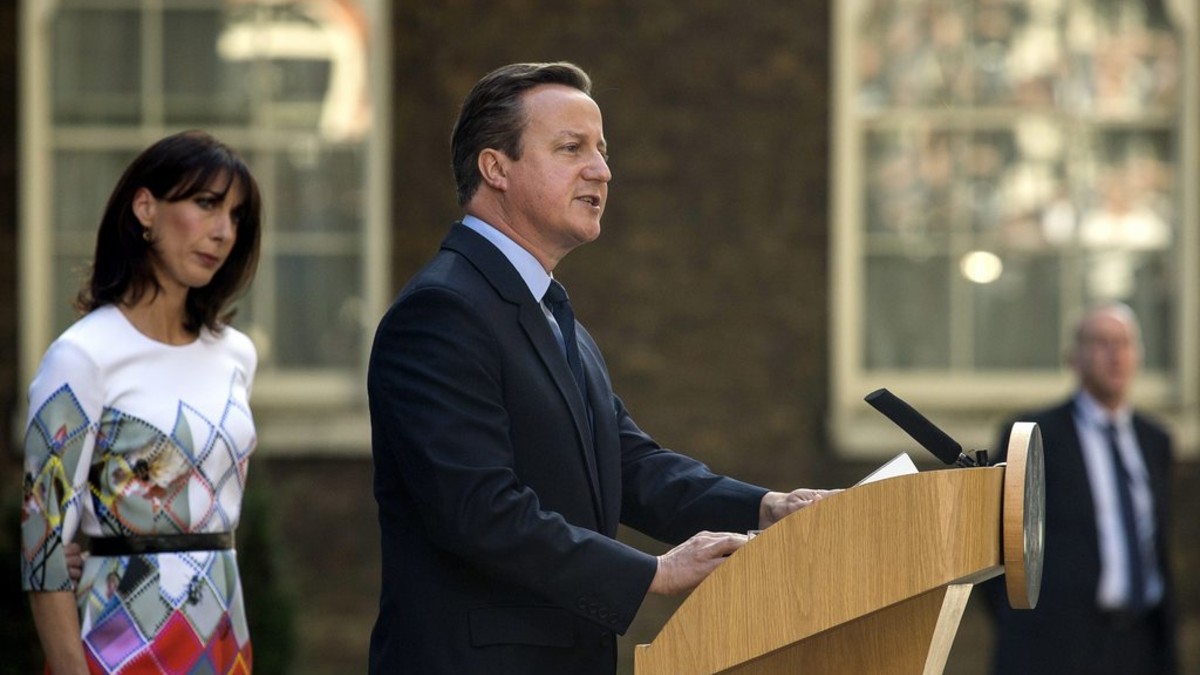 Kurz nach Bekanntgabe des Schlussergebnisses tritt Premierminister David Cameron (hier mit seiner Frau Samantha) in der Downing Street vor die Medien und gibt seinen Rücktritt bekannt. (Foto: Keystone/EPA/Will Oliver)
