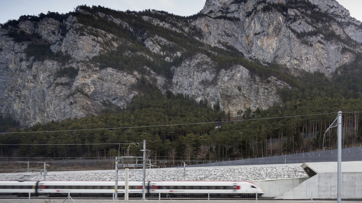 Sonntagmorgen: Ein Personenzug der SBB fährt bei Erstfeld ins Nordportal des Gotthard-Basistunnels, der eben für den regulären Verkehr freigegebenen worden ist. (Foto: Keystone/Gaetan Bally)
