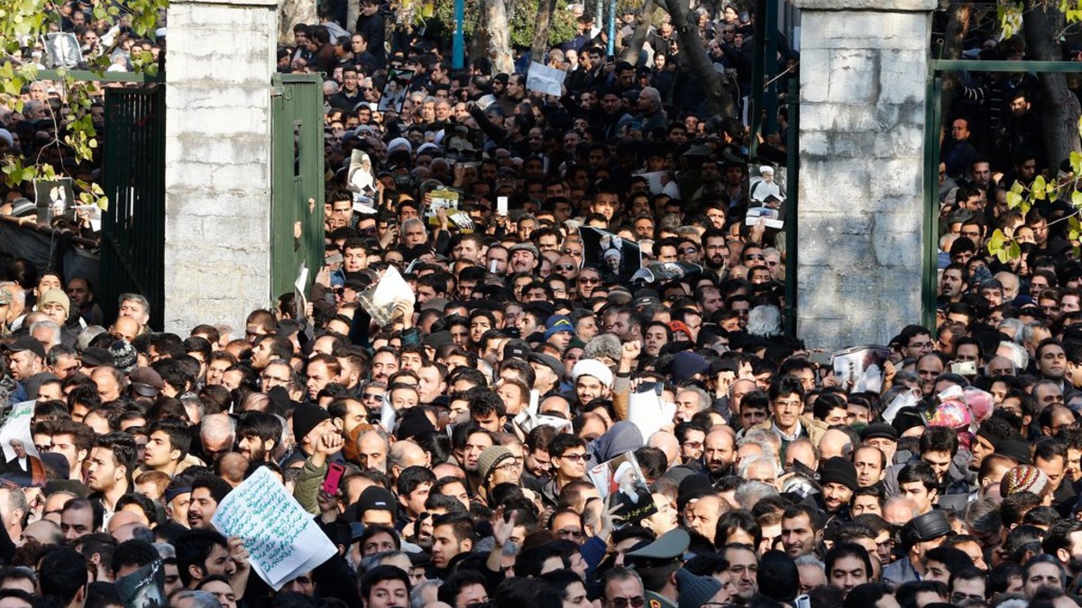 Hunderttausende nehmen am Dienstag am Begräbnis des am Sonntag mit 82 Jahren verstorbenen  Ali Akbar Hashemi Rafsandschani teil. (Foto: Keystone/EPA/Abedin Taherkenareh)
