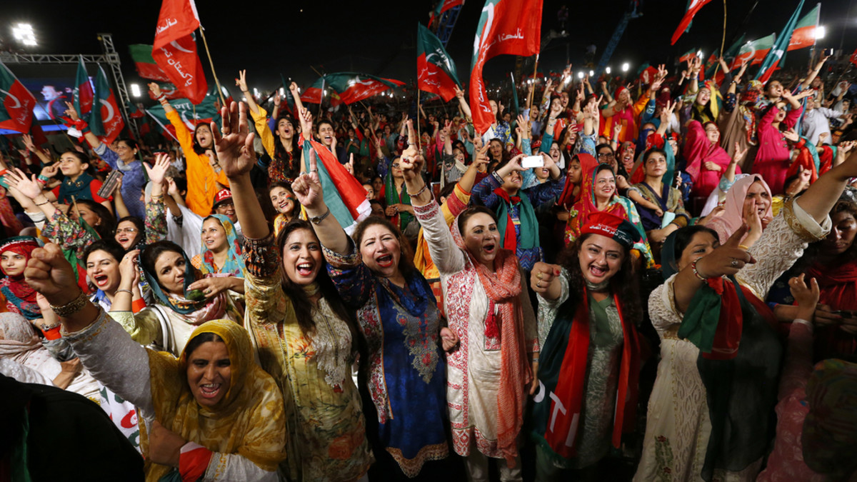 Freude nach dem Sturz des Ministerpräsidenten: Jubelnde Frauen in Islamabad (Foto: Keystone/AP/Anjum Naveed)
