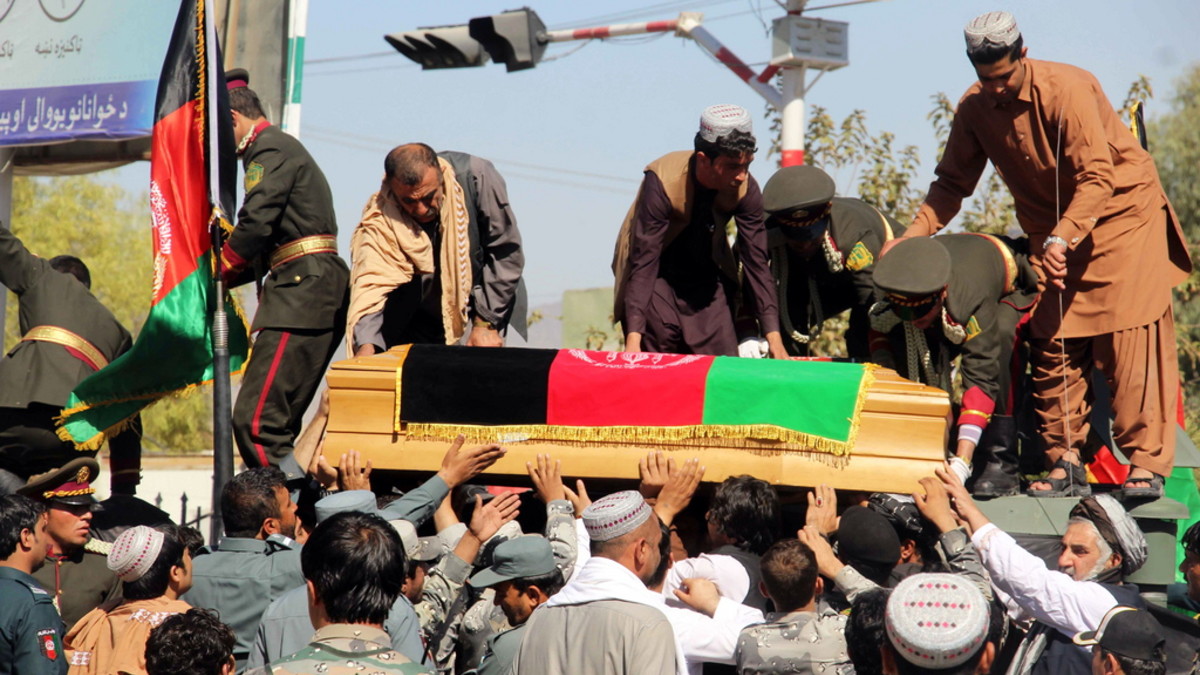 Begräbnis in Kandahar: Kurz vor den Parlamentswablen wurde General Abdul Rasik, der einflussreiche Polizeichef von Kandahar, erschossen. Bei dem Attentat kam auch der  Geheimdienstchef von Kandahar, Abdul Momin Hussein Chel, ums Leben. (Foto: Keystone/EPA/Muhammad Sadiq)
