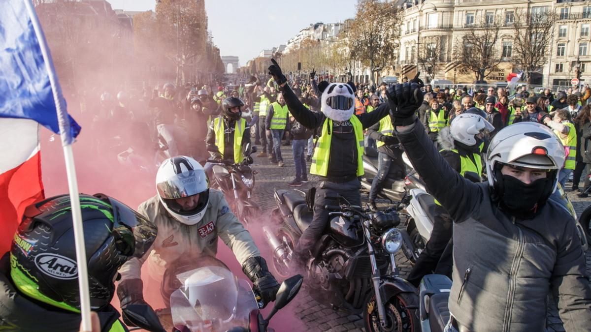 Protestierende Bikers am Samstag auf den Champs-Élysées (Foto: Keystone/EPA/Christophe PetitTesson)