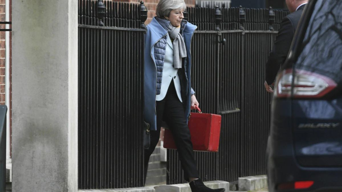 Theresa May verlässt am Freitag Downing Street 10. (Foto: Keystone/PA via AP/Stefan Rousseau)