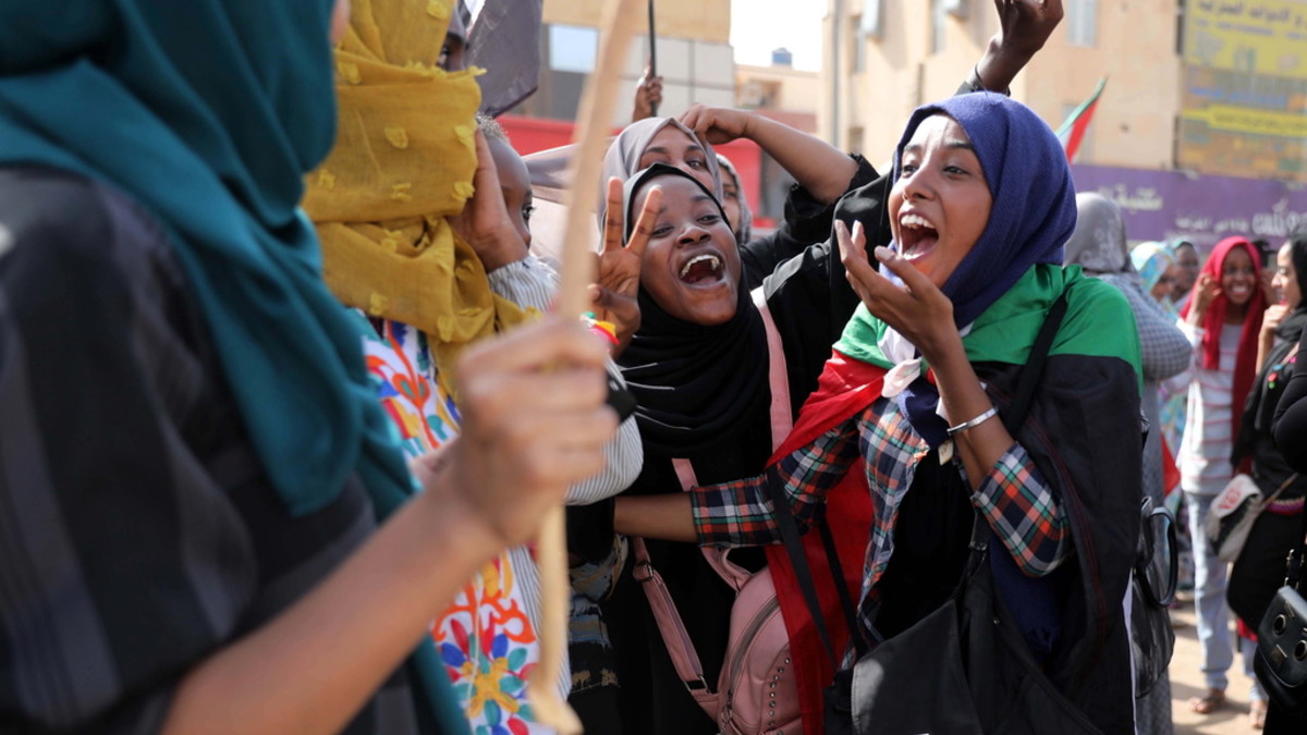 Jubel in Khartum. Das Bild stammt vom Freitag. (Foto: Keystone/EPA/Marwan Ali) 
