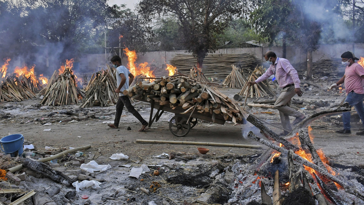 Weil die Krematorien überfüllt sind, werden die Toten im Freien verbrannt, wie hier am Stadtrand von Neu-Dehli. (Foto: Keystone/AP/Ishant Chauhan)