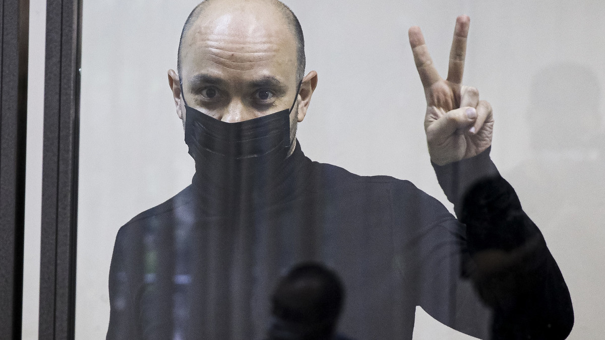 Anrei Piwowarow während einer Verhandlungspause im Gericht von Krasnodar (Foto: Keystone/AP)