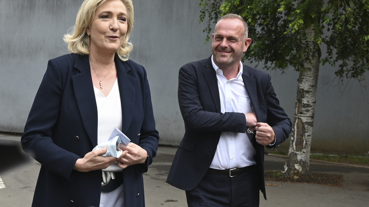 Marine Le Pen nach ihrer Stimmabgabe am Sonntag im nordfranzösischen Henin-Beaumont. Rechts der lokale Kandidat Steeve Briois (Foto: Keystone/AP)
