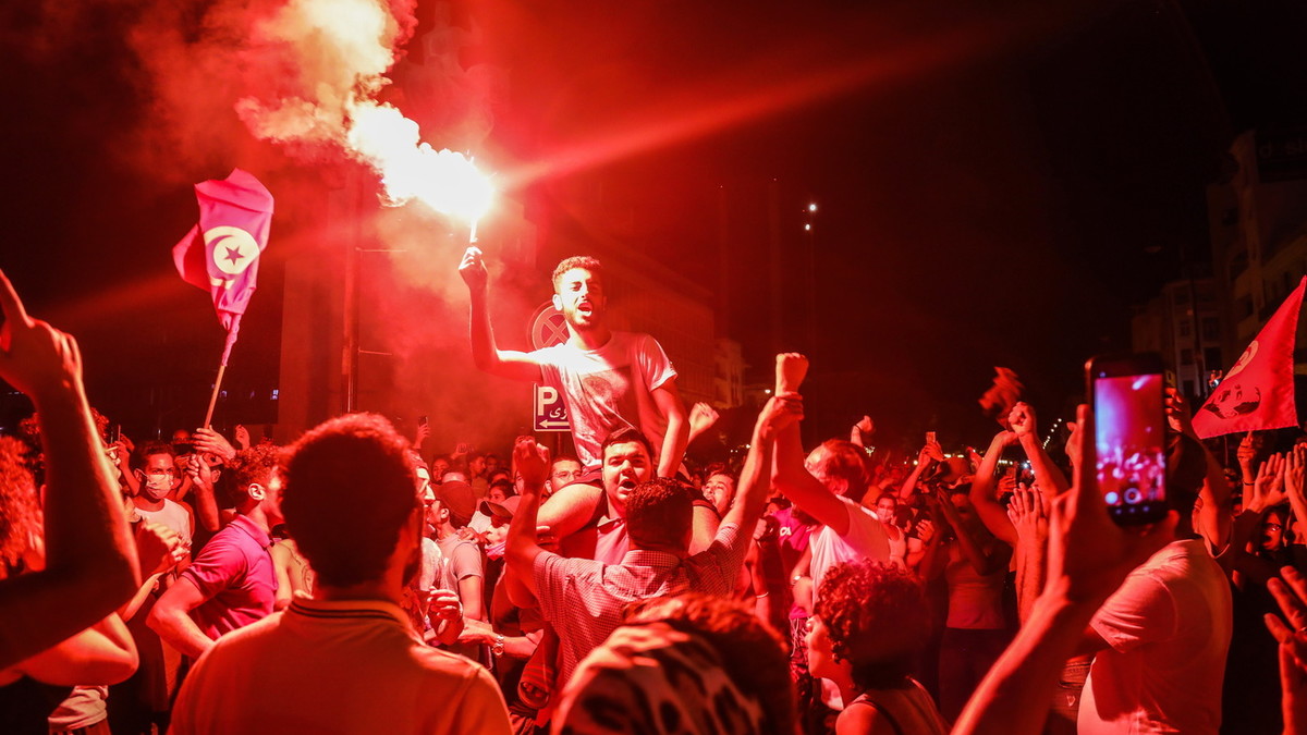 Anhänger von Präsident Kais Saied in den Strassen von Tunis (Foto: Keystone/EPA/Str)