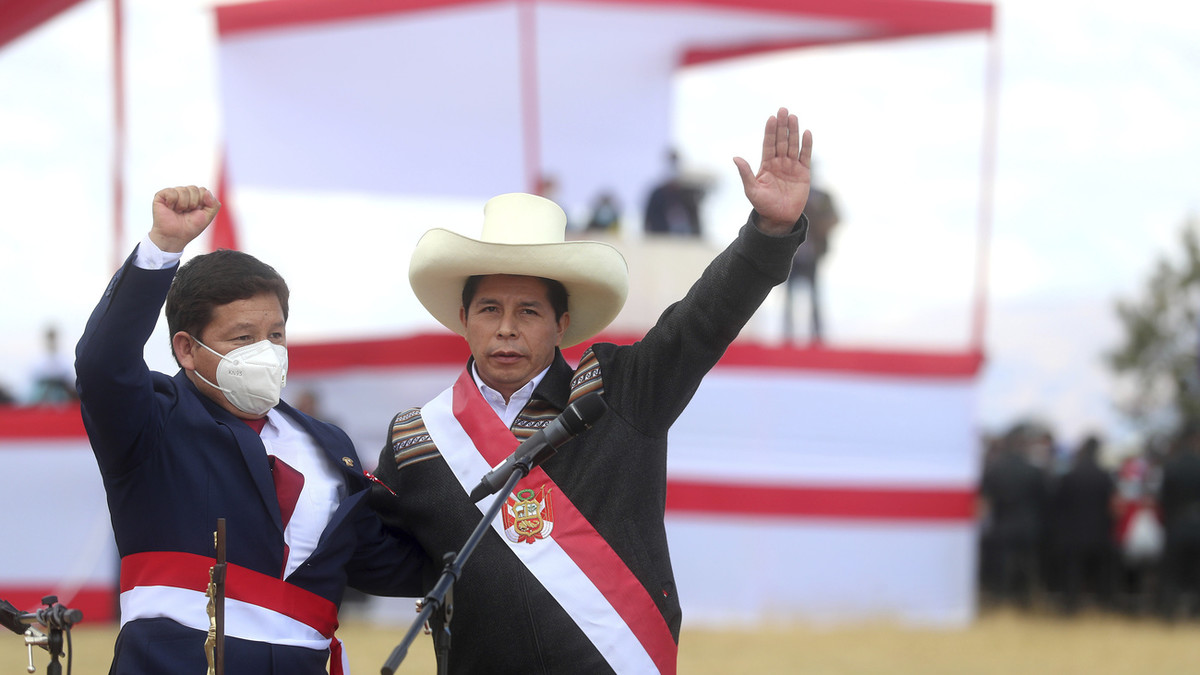 Ministerpräsident Guido Bellido (links) und Staatspräsident Pedro Castillo am 30. Juli in Ayacucho (Foto: Keystone/AP/Ernesto Arias)