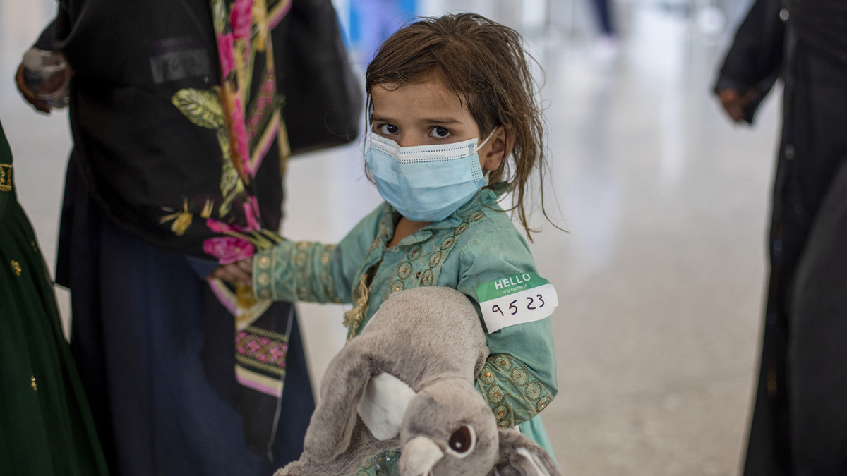 Ein aus Kabul evakuiertes Mädchen trifft auf dem Washington Dulles International Airport in Chantilly (Viginia) ein. (Foto: Keystone/AP/Gemunu Amarasinghe) 