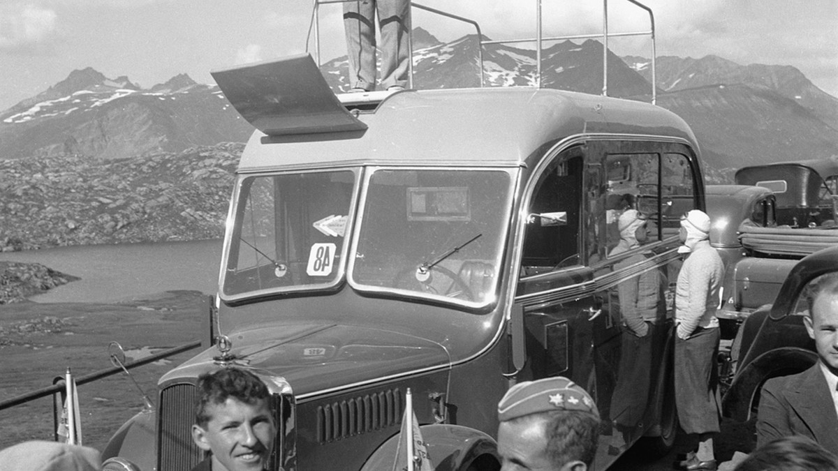 10. August 1939: Ein Radioreporter wartet auf dem Gotthard-Pass während der 6. Etappe der Tour de Suisse, die von Luzern nach Lugano führt, auf seinen Einsatz. (Foto: Keystone/Photopress-Archiv)
