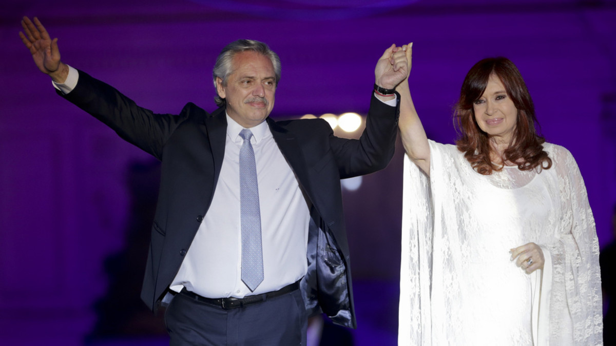 Argentiniens Präsident Alberto Fernandez und die Vizepräsidentin Cristina Fernandez de Kirchner winken nach ihrer Vereidigung vor dem Präsidentenpalast den Supportern zu. (Keystone/AP, Daniel Jayo)