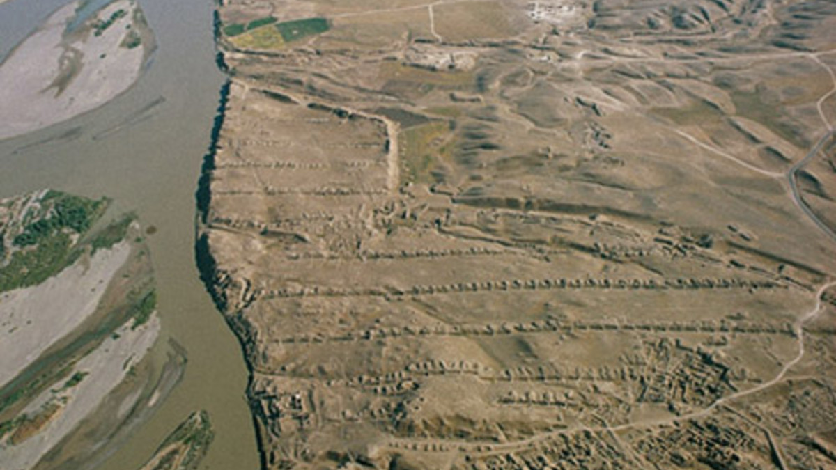Assur am Tigris
Die irakischen assyrischen Königsstädte Nimrud und Ninive sind berühmter. Sie kommen ja auch in der Bibel vor, und erste Ausgrabungen dort um die Mitte des 19. Jahrhunderts lieferten monumentale Prachtsfunde. Dagegen spielte die Stadt Assur, eine Gründung des 3. vorchristlichen Jahrtausends, im 2.Jahrtausend durch Fernhandel reich und zur regionalen Macht geworden und vom 14.Jh. v. Ch. bis zum Anfang des 1.Jahrtausends die erste Hauptstadt des assyrischen Weltreichs, und darnach jahrhunder…
