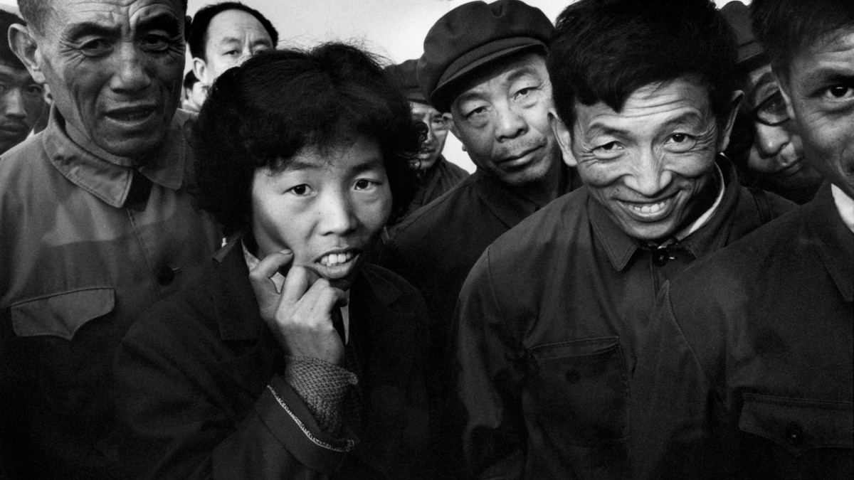 Peking, 1982. Eine Gruppe von Chinesen bestaunt die „Langnase“, wie sämtliche Besucher aus dem Westen, einschliesslich des Fotografen,
genannt werden. © Patrick Zachmann / Magnum Photos / courtesy Schirmer/Mosel 