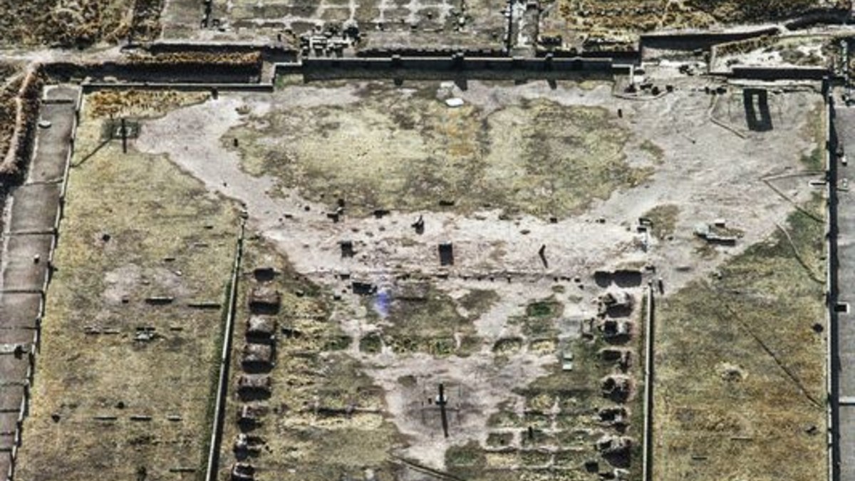 Die Ruinen von Tiwanaku am Südende des Titicaca-Sees
Der Ruinenkomplex von Tiwanaku (vormals zungenbrecherischer Tiahuanaco) liegt nahe dem Südende des Titicacasees auf dem bolivianischen altiplano in über 3800 m Höhe, eine archäologische Fundstätte ungleich jeder andern in Südamerika. Unwirtlicher, kahler, karger geht’s nimmer. Umso erstaunlicher die monumentalen Bauten – oder was eben nach ihrer Nutzung als Steinbruch für La Paz und umliegende Kirchen von einem halben Dutzend Kultanlagen übrig ist. Das …