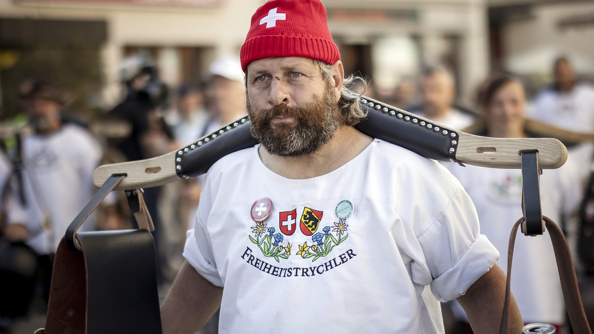 Ein Freiheitstrychler demonstriert am Samstag, 18. September 2021 in Winterthur gegen die Corona-Massnahmen. (Keystone, Michael Buholzer)