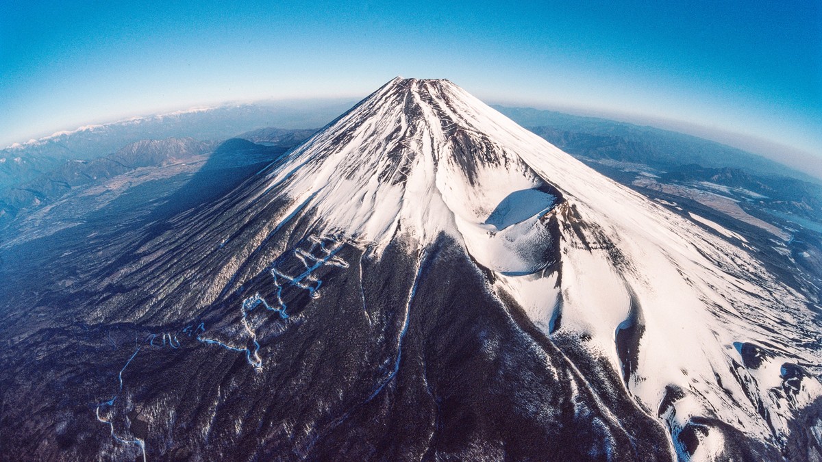 Annäherung an Fuji-san

Mount Fuji, Fuji-san, kam erst 2013 auf die Welterbeliste. Der heilige Berg ist Mittelpunkt einer ganzen Sammlung von Paraphernalien.

Zu dem 25er Welterbe-Pack Fuji-san gehören Schreine auf dem Kraterrand, auf den Hängen und am Fuss, alte Pilgerherbergen und vulkanische Naturerscheinungen, die an der Erhabenheit des Bergs teilhaben. Das Welterbekomitee würdigte ihn als Kultur-, nicht als Naturgut, als heiligen Ort und Quelle künstlerischer Inspiration. Mit dem Fuji-san haben si…