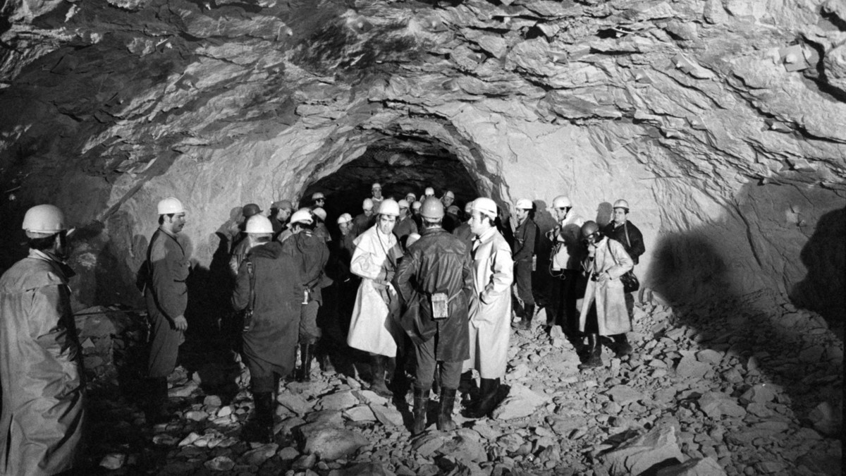 16. Dezember 1976: Die letzten Meter des Felsens zum Durchbruch für den ersten Gotthard-Autotunnel sind  mit Hilfe von 100 Kilogramm Dynamit weggesprengt worden. Die Mineure von beiden Seiten der Baustelle feiern den Erfolg. (Foto: KEYSTONE/Photopress-Archiv/Str)
