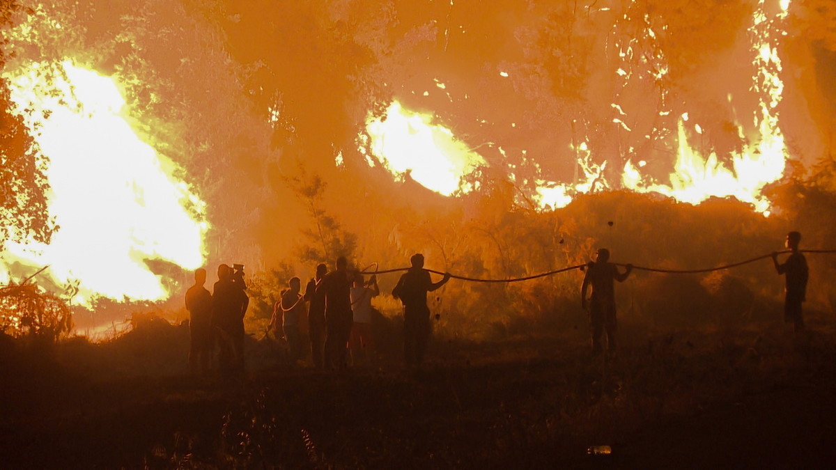 Waldbrände in Griechenland im August 2021: Mancherorts waren es Anwohner und Freiwillige, die gegen die Flammen kämpften. (Keystone/EPA, Spiros Kouros)