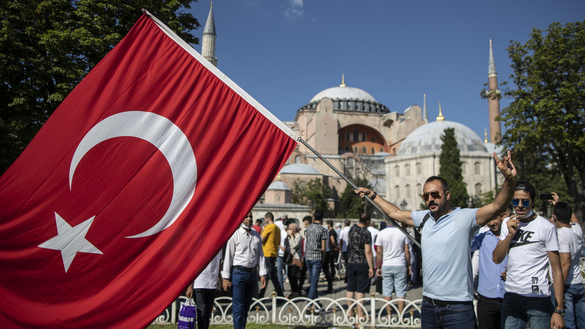 Türken feiern am 12. Juli in Istanbul den Entscheid ihres obersten Verwaltungsgerichts vom 10. Juli 2020, die Rückverwandlung der als Unesco-Weltkulturerbe geltenden Hagia Sophia in eine Moschee zuzulassen. (Keystone/EPA, Erdem Sahin)