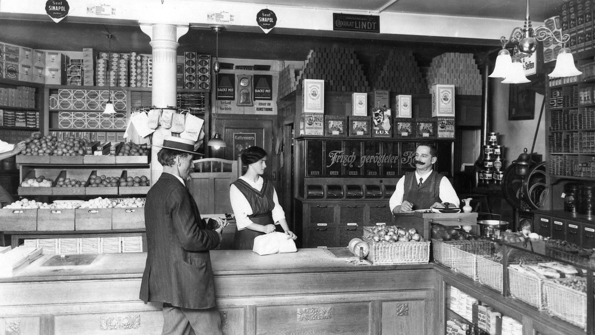 Heinrich II. in seinem Laden im Jahr 1920 (Bild ZVG)