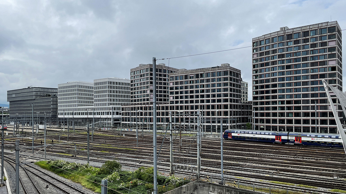 Der Cluster Europaallee südlich des Gleisfelds am Zürcher Hauptbahnhof: Blick vom Negrellisteg auf die Baufelder B, D und F (von links)