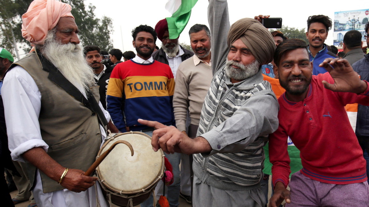 Indische Demonstranten warten am Donnerstag an der Grenze zu Pakistan auf die Ankunft des abgeschossenen indischen Piloten, den die pakistanische Regierung zu übergeben versprochen hat. Foto: Keystone/EPA/RAMINDER PAL SINGH)

