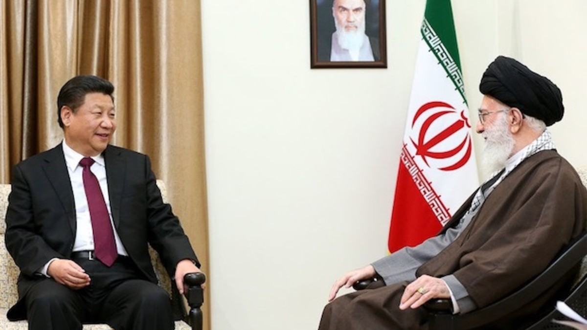 Irans Revolutionsführer Ali Khamenei empfängt den chinesischen Staats- und Parteichef Xi Jinping.