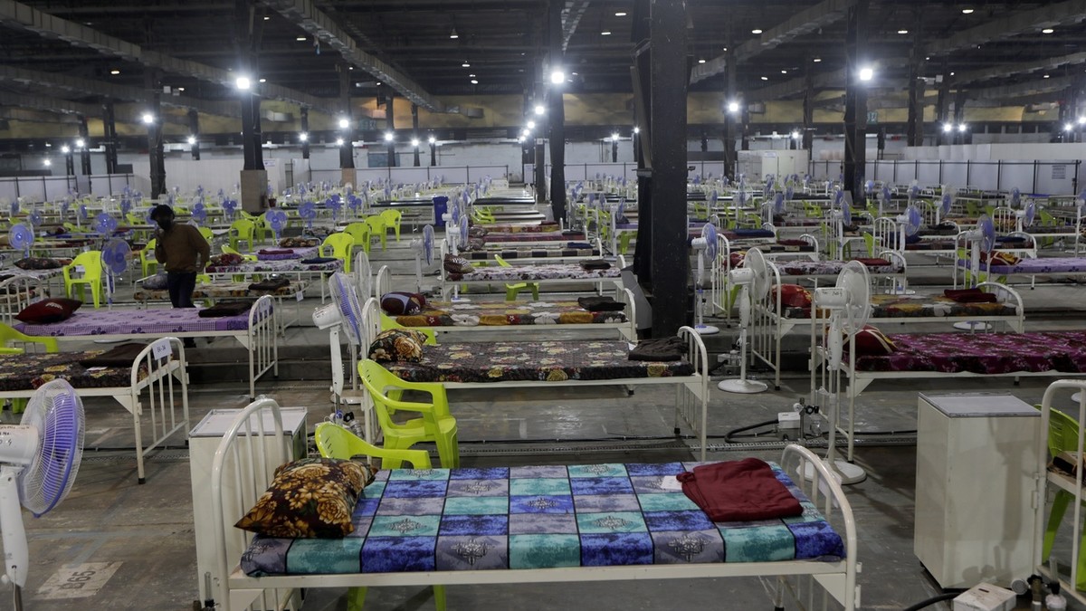 Neu aufgebaute Betten in einem Covid-Behandlungszentrum im Mumbai sind am 6. Mai 2021 vorbereitet für den erwarteten Anstieg der positiv Getesteten. (Keystone/AP, Rajanish Kakade)