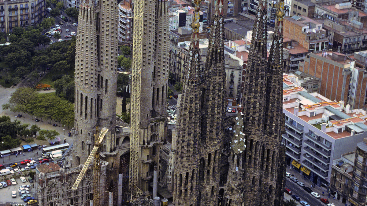  Wenige bauliche non-finitos sind berühmter als Antoni Gaudís Basilika der Heiligen Familie in Barcelona – und keines ist gefährdeter. Ihm droht Vollendung.

Die Sühnekirche der Heiligen Familie – spanisch-katalanisch Temple Expiatori de la Sagrada Família –  ist als non-finito der Baugeschichte eine Ikone der Entschleunigung. Antoni Gaudí übernahm im Jahr 1883 das bestehende gotisierende Projekt einer riesigen Basilika für 13 000 Gläubige: ein 90 Meter langes fünfschiffiges Langhaus überkreuzt sich mit …