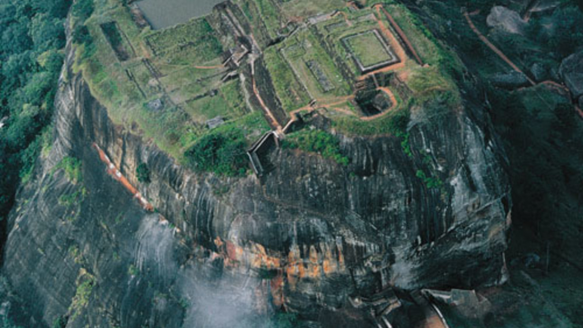 Sigiriya - König Kassapas Löwenfels
Jäh steigt Sigiriya im Herzen Sri Lankas 180 Meter aus dem umliegenden Dschungel empor: der Inselberg ist die Schlotfüllung eines wegerodierten Vulkans. Der singhalesische König Kassapa (473 – 491) baute auf diesem Magmapfropfen seine befestigte Residenz und an seinem Fuss eine neue Haupstadt.

Anuradhapura war ihm zu unsicher geworden, nachdem er dort seinen Vater hatte ermorden lassen. Er benützte den Berg nicht nur als Gründung für Aufbauten, sondern gestaltete ihn…